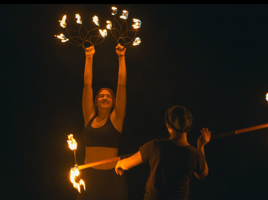 Kendra mit den Poi und Aisha mit dem Dragonstaff.